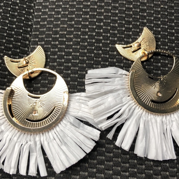 House of Harlow 1960 White Raffia & Gold Statement Earrings missing backs - Picture 3 of 3